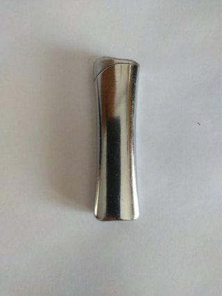 Cortapuros y encendedor plateados