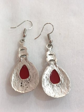 Pendientes largos plateados con piedra roja