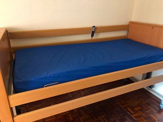 Cama geriátrica elevable como nueva