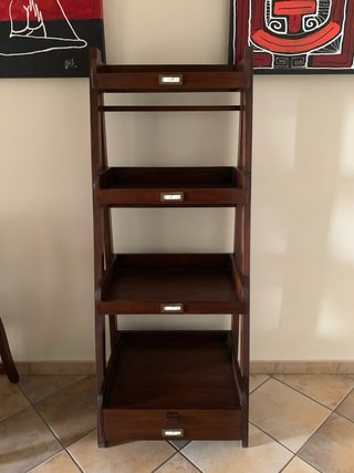 Estantería de madera 4 bandejas y cajonera