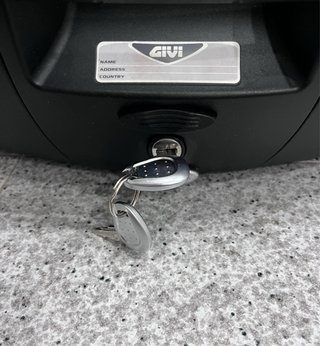 Baúl Givi Blade Tech 47L Suzuki Gsr 600