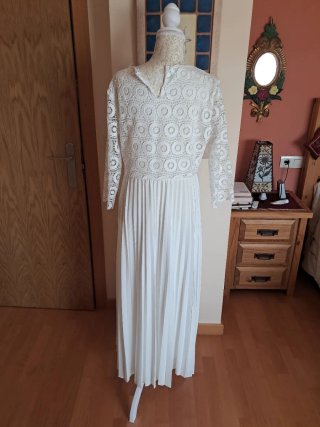 Vestido largo blanco encaje y plisado