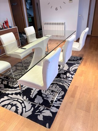 Mesa de comedor de cristal y metal