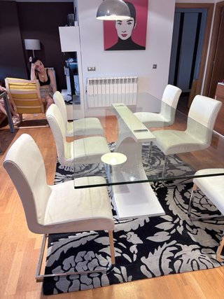 Mesa de comedor de cristal y metal