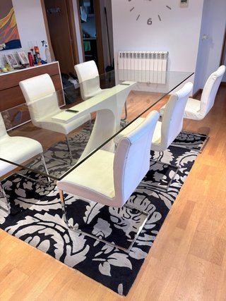 Mesa de comedor de cristal y metal