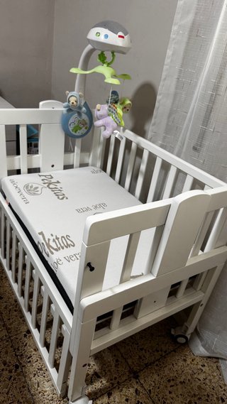 Cuna de bebé blanca con colchón