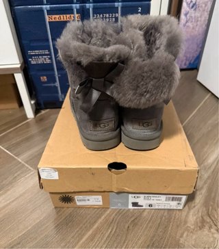 Stivali Ugg grigi in camoscio