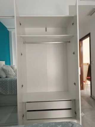 Armario blanco con puertas de espejo