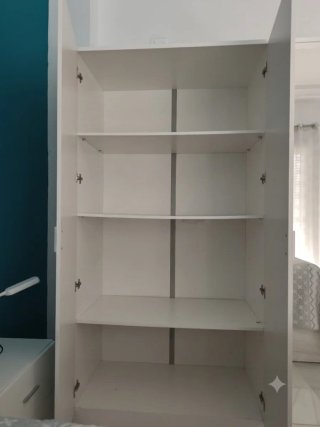 Armario blanco con puertas de espejo