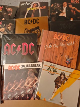 Lote AC/DC: 18 CD + 4 DVD + 2 Libri
