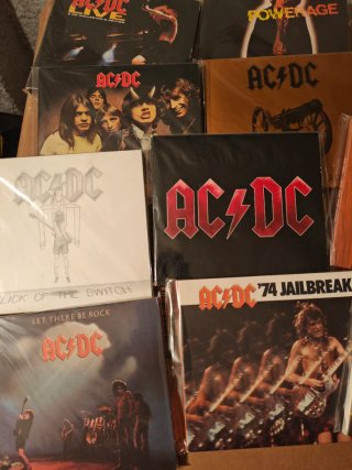 Lote AC/DC: 18 CD + 4 DVD + 2 Libri