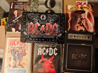 Lote AC/DC: 18 CD + 4 DVD + 2 Libri