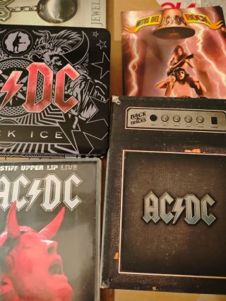 Lote AC/DC: 18 CD + 4 DVD + 2 Libri