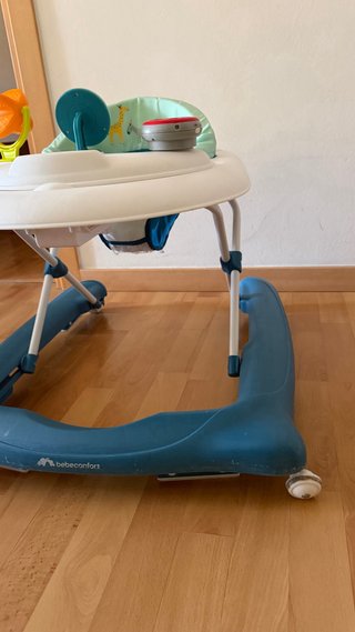 Andador infantil con juguetes marca bebeconfort
