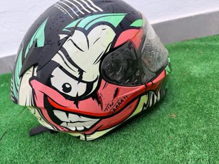 Casco de moto con diseño