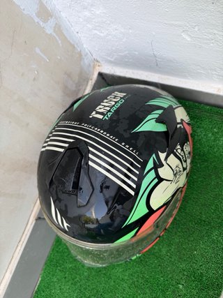 Casco de moto con diseño
