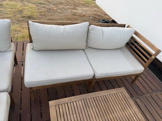 Conjunto de sofá y mesa de jardín de madera