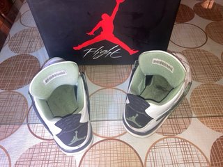 Jordan 4 Blanco Oliva
