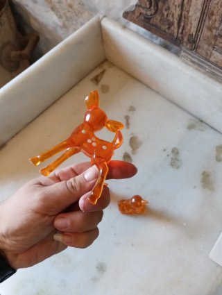 Juguetes antiguos de ciervos naranjas