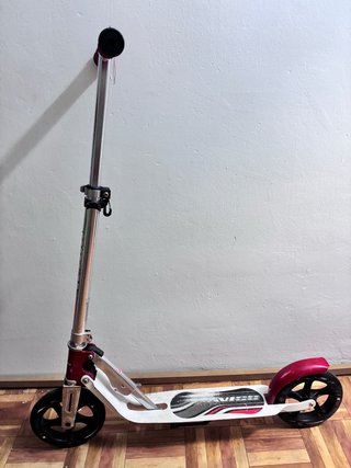 Patinete plegable color rojo y blanco
