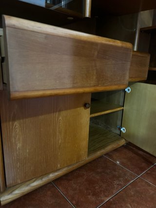 Aparador de madera con vitrina