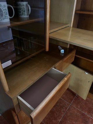 Aparador de madera con vitrina