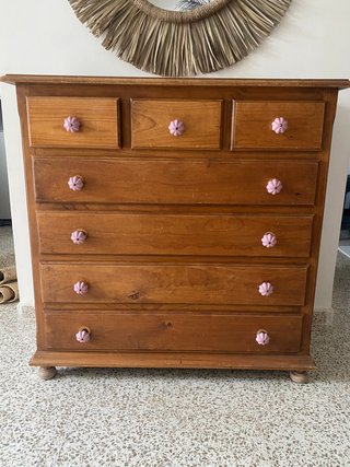 Cómoda de madera con tiradores de cerámica