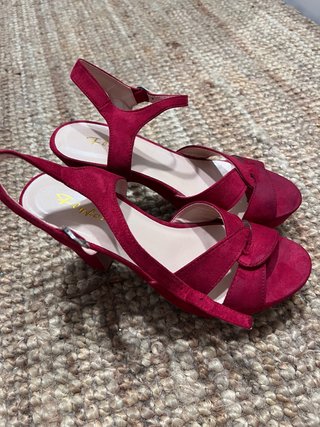 Sandalias rojas de tacón