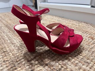 Sandalias rojas de tacón