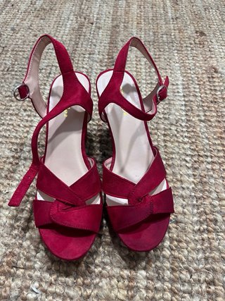 Sandalias rojas de tacón
