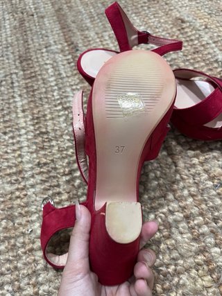 Sandalias rojas de tacón