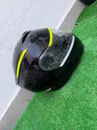 Casco de moto negro con visera