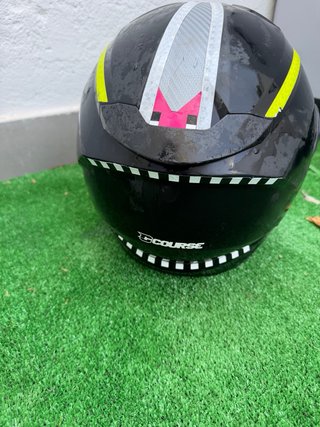 Casco de moto negro con visera