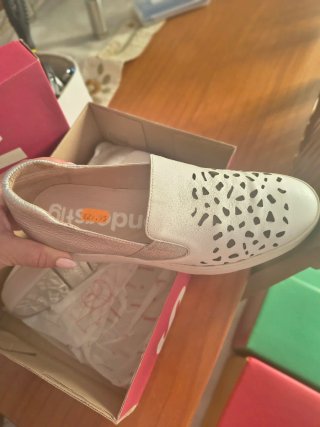 Zapatos planos dorados y blancos