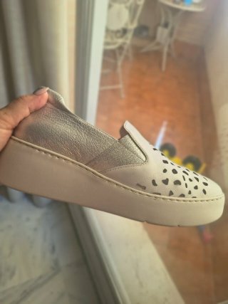 Zapatos planos dorados y blancos
