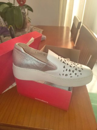 Zapatos planos dorados y blancos
