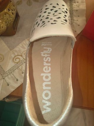 Zapatos planos dorados y blancos