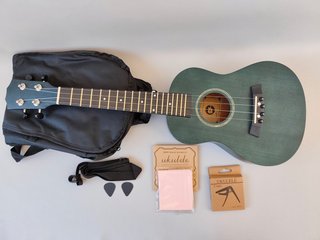 Ukelele concierto con funda y accesorios - Verde