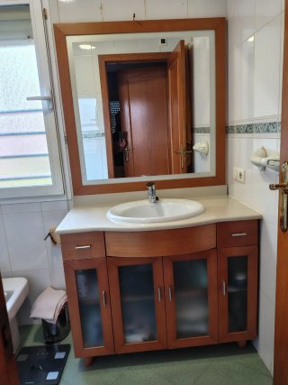 Mueble de baño y espejo madera y mármol.