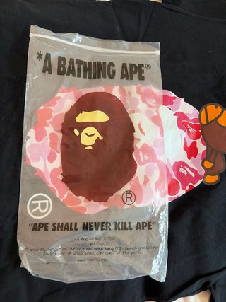 T-shirt BAPE nera con stampa ape rosa