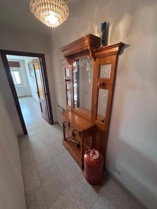 Recibidor de madera con espejo
