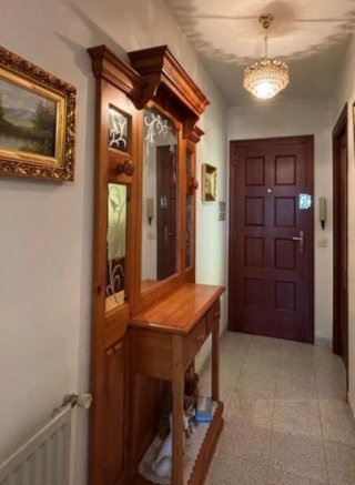 Recibidor de madera con espejo