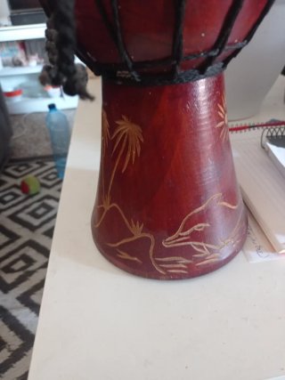 Djembe de madera con diseño tribal