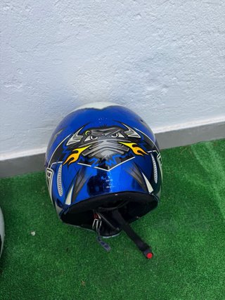 Casco de moto integral azul y plateado