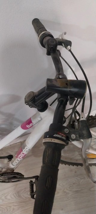 Bicicleta Rockrider blanca casi sin uso