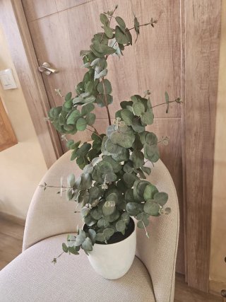 Planta artificial con maceta decorativa