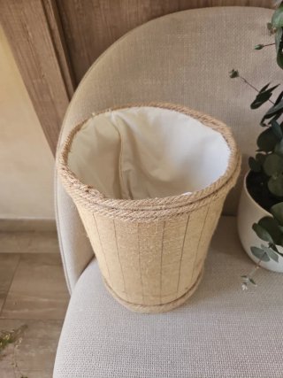 Planta artificial con maceta decorativa