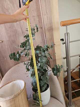 Planta artificial con maceta decorativa