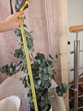 Planta artificial con maceta decorativa