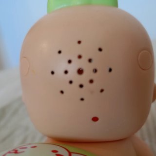 Muñeco bebé que anda y canta